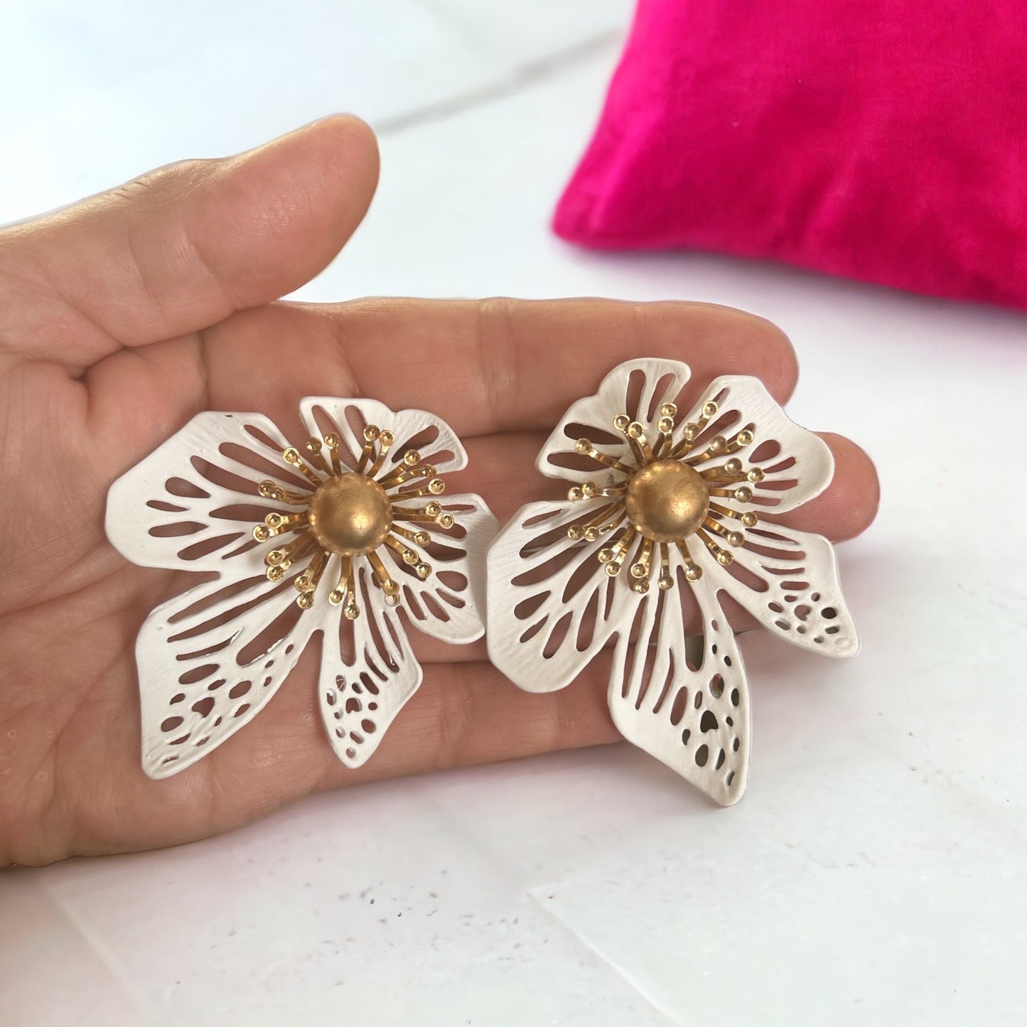 AROS FLOR BLANCA GRANDE Y PERLA DORADA